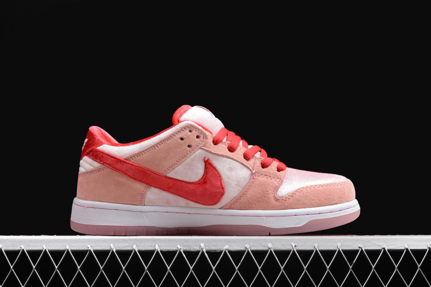 Dunk Low SB StrangeLove | דאנק נמוכות